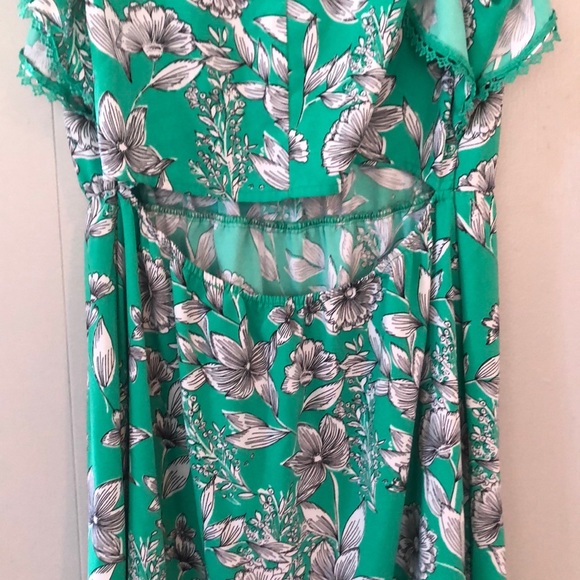 Green Floral Flutter Sleeve Dress - Picture 3 of 4